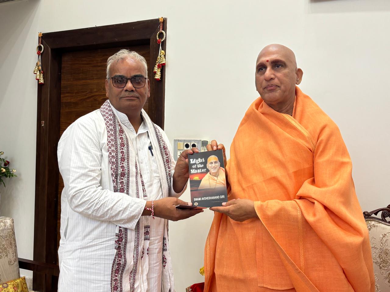 शिक्षा मंत्री मदन दिलावर स्वामी अवधेशानंद गिरी महाराज से भेंट करते हुए.