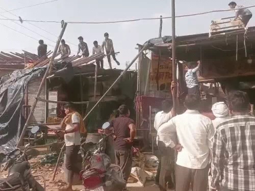 हाईवे पर बनी अस्थाई दुकानों को हटाने की कार्रवाई की गई.