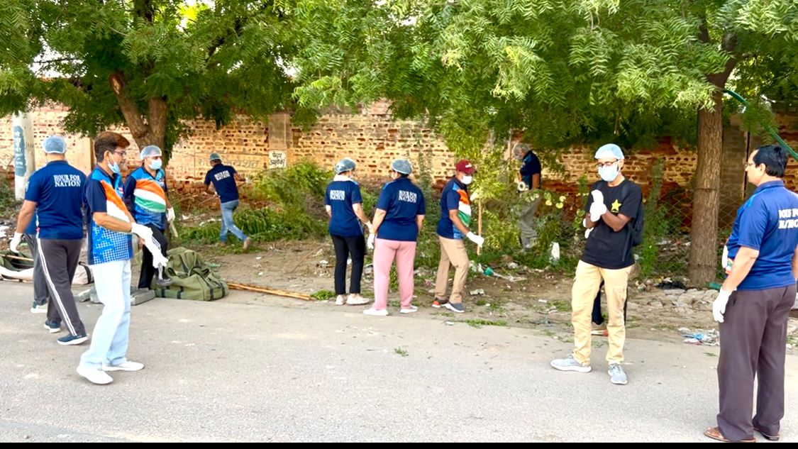 आयकर विभाग के अधिकारी और कर्मचारियों ने चलाया सफाई अभियान