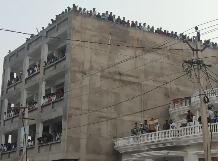 कार्रवाई देखता आमजन.