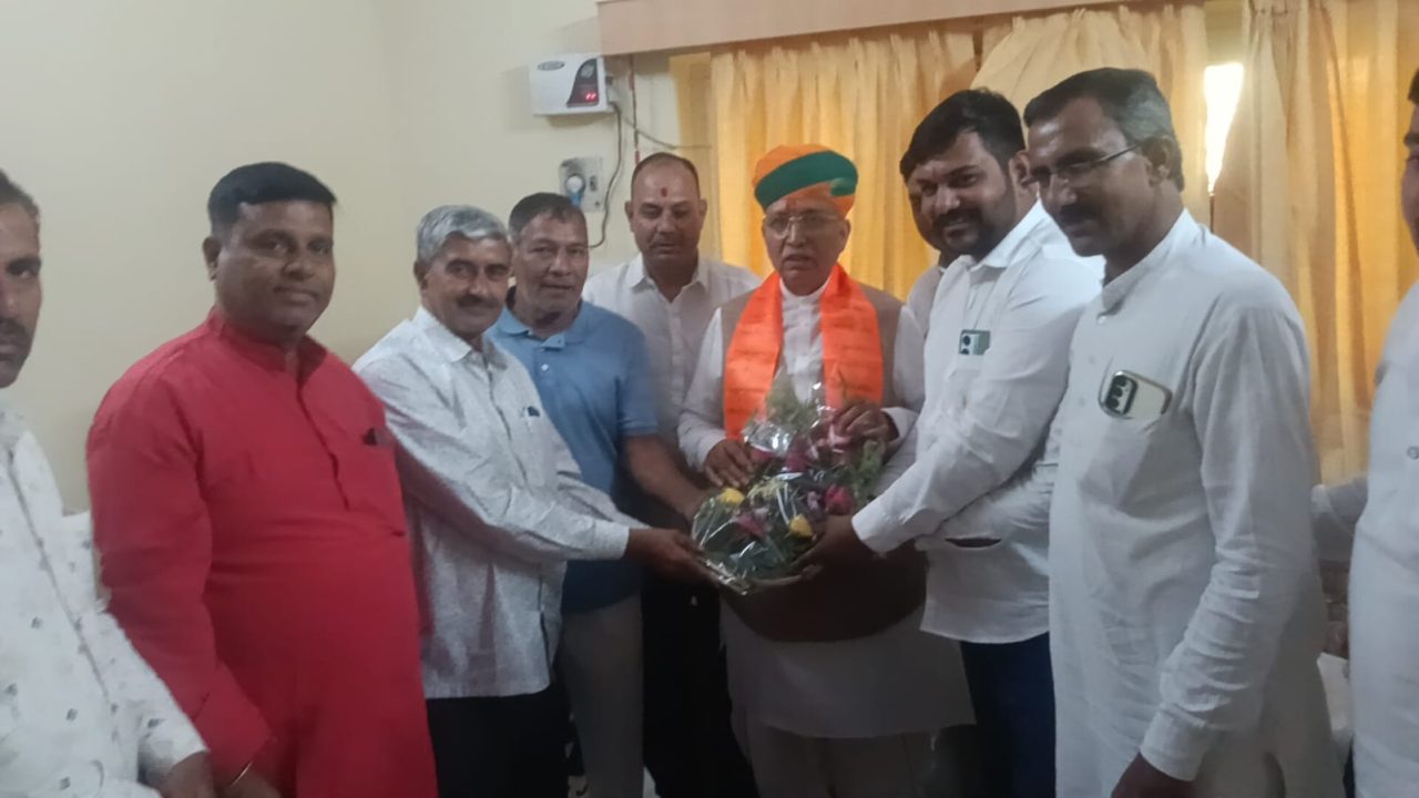 सांसद सेवा केन्द्र में विभिन्न क्षेत्र के लोगों ने केन्द्रीय कानून मंत्री को दी दीपावली की शुभकामनाएं