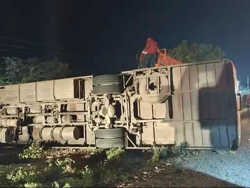 बस अनियंत्रित होकर डिवाइडर से टकरा गई.