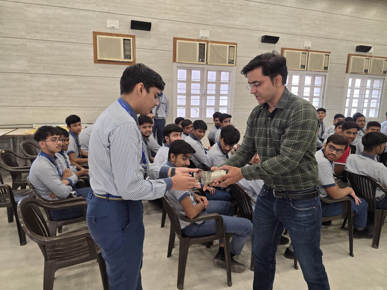फिजिक्स यात्रा पहुंची आरएसवी,साइंस सेमिनार-2025 में आरएसवी का विद्यार्थी रहा रनर अप